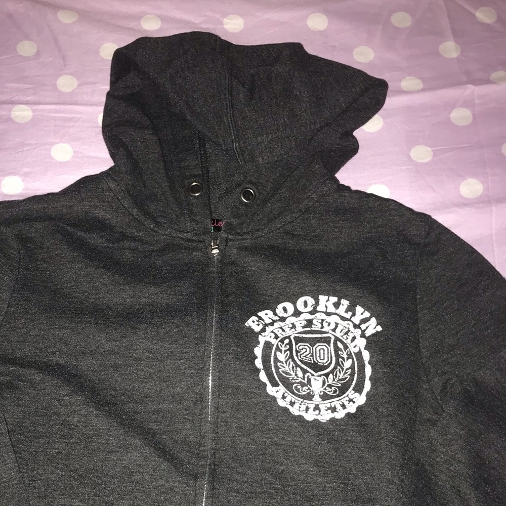 Gray/black zipper sweatshirt